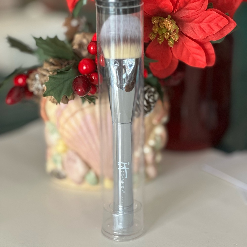 IT Cosmetics Heavenly Luxe Silver and White Makeup Brush